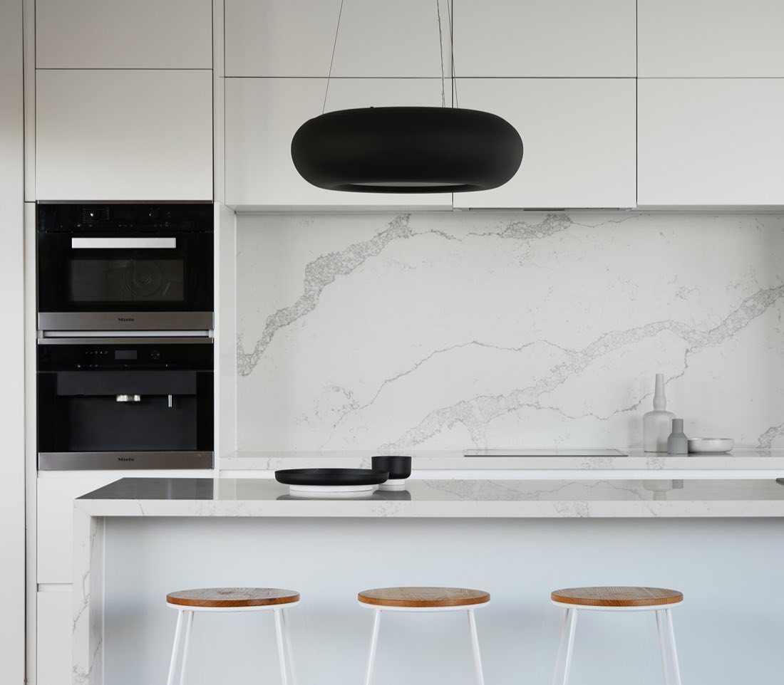 Kitchen with large-format marble-look tiles
